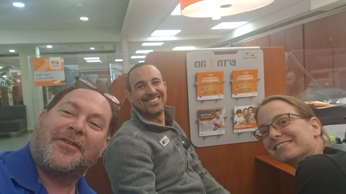 איתי אנצל מלווה לקוחות בסניף בנק שיכון ובינוי