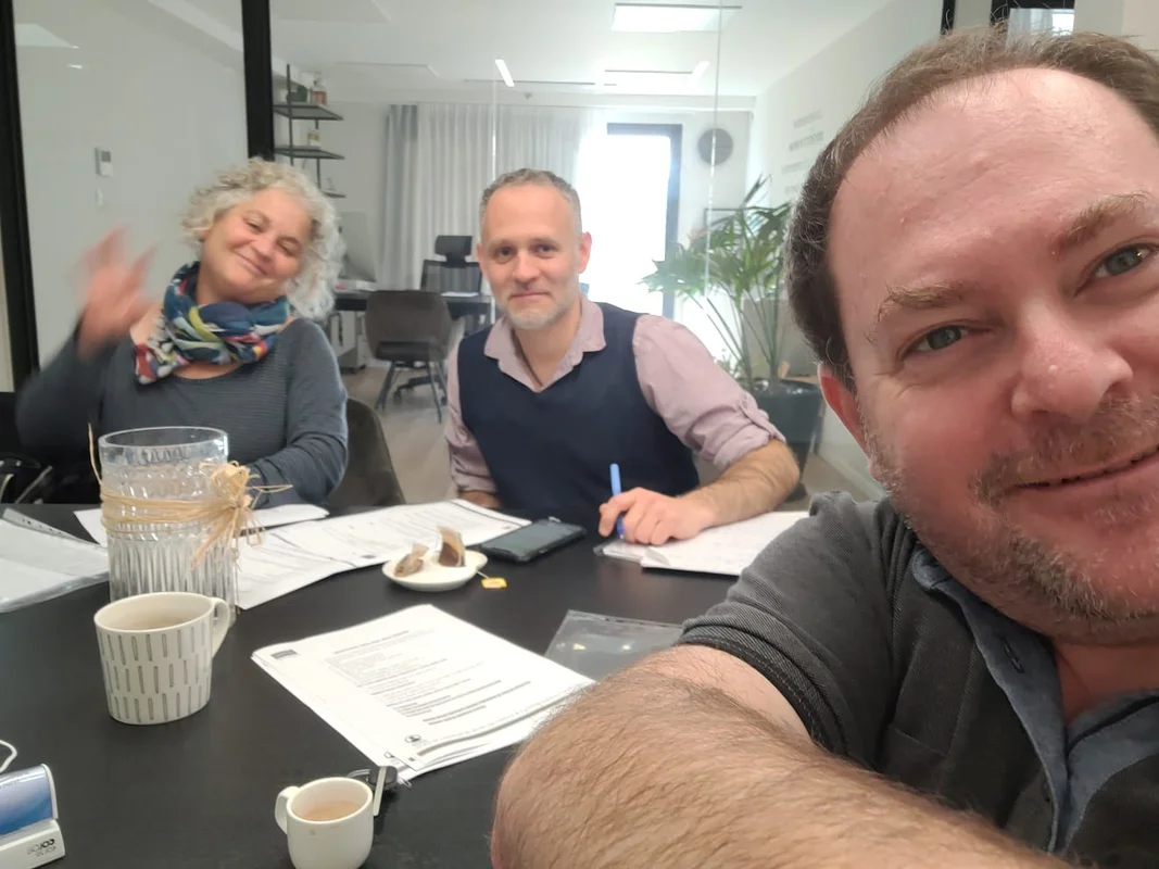 איתי אנצל בפגישת ייעוץ משכנתא עם זוג - חתימה על מסמכים