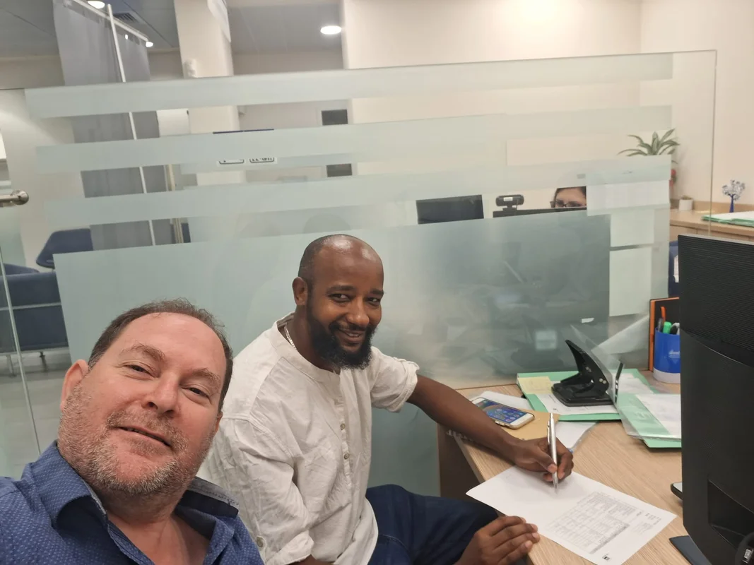 לקוח חותם על משכנתא בליווי איתי אנצל