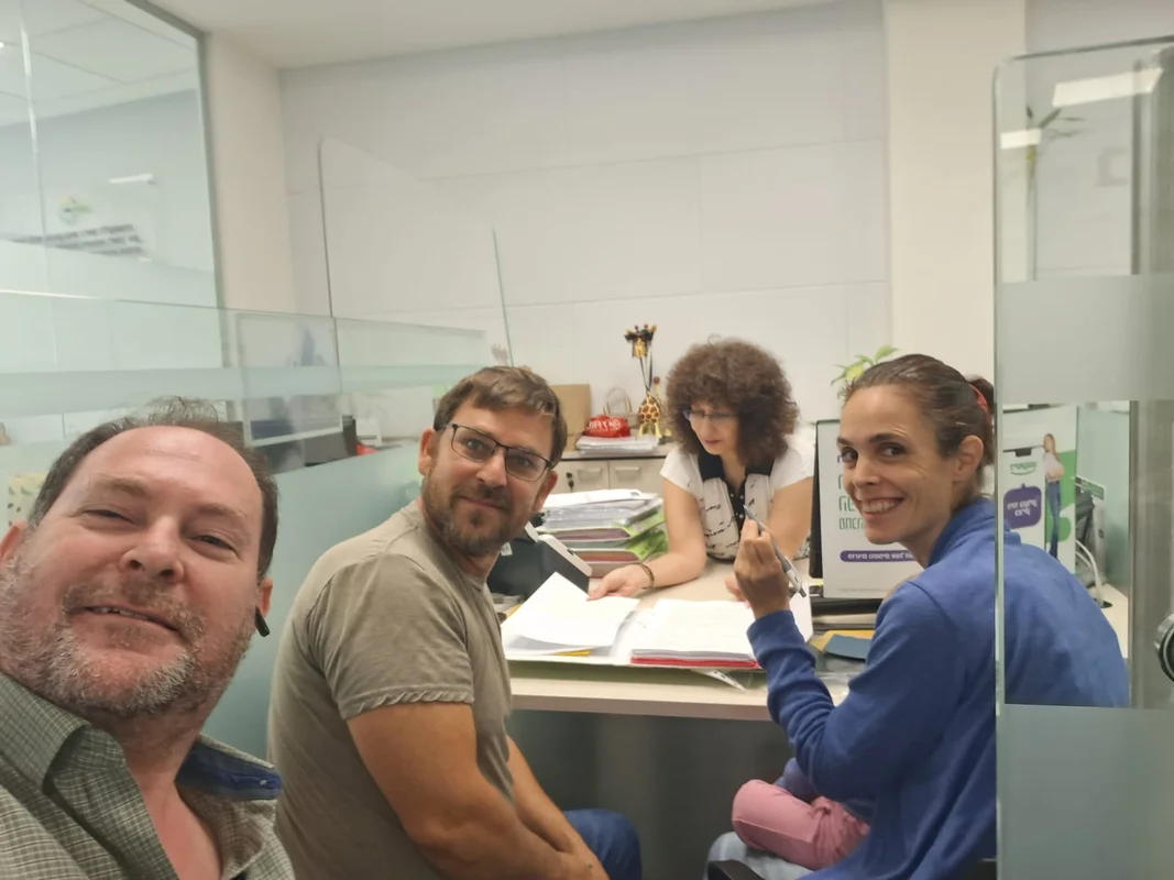 איתי אנצל בפגישה עם זוג צעיר לגבי משכנתא