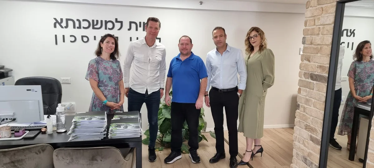 איתי אנצל עם עמיתים למקצוע במשרד עמית למשכנתא